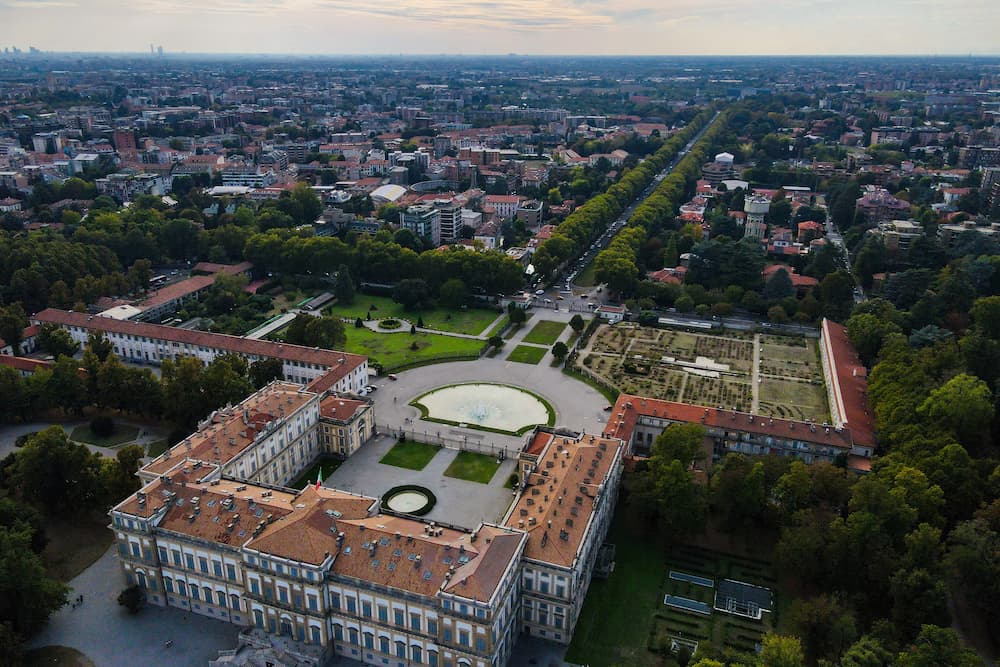 Vista aerea della facciata dell'elegante Villa Reale di Monza. A volo d'uccello del bellissimo Palazzo Reale di Monza.